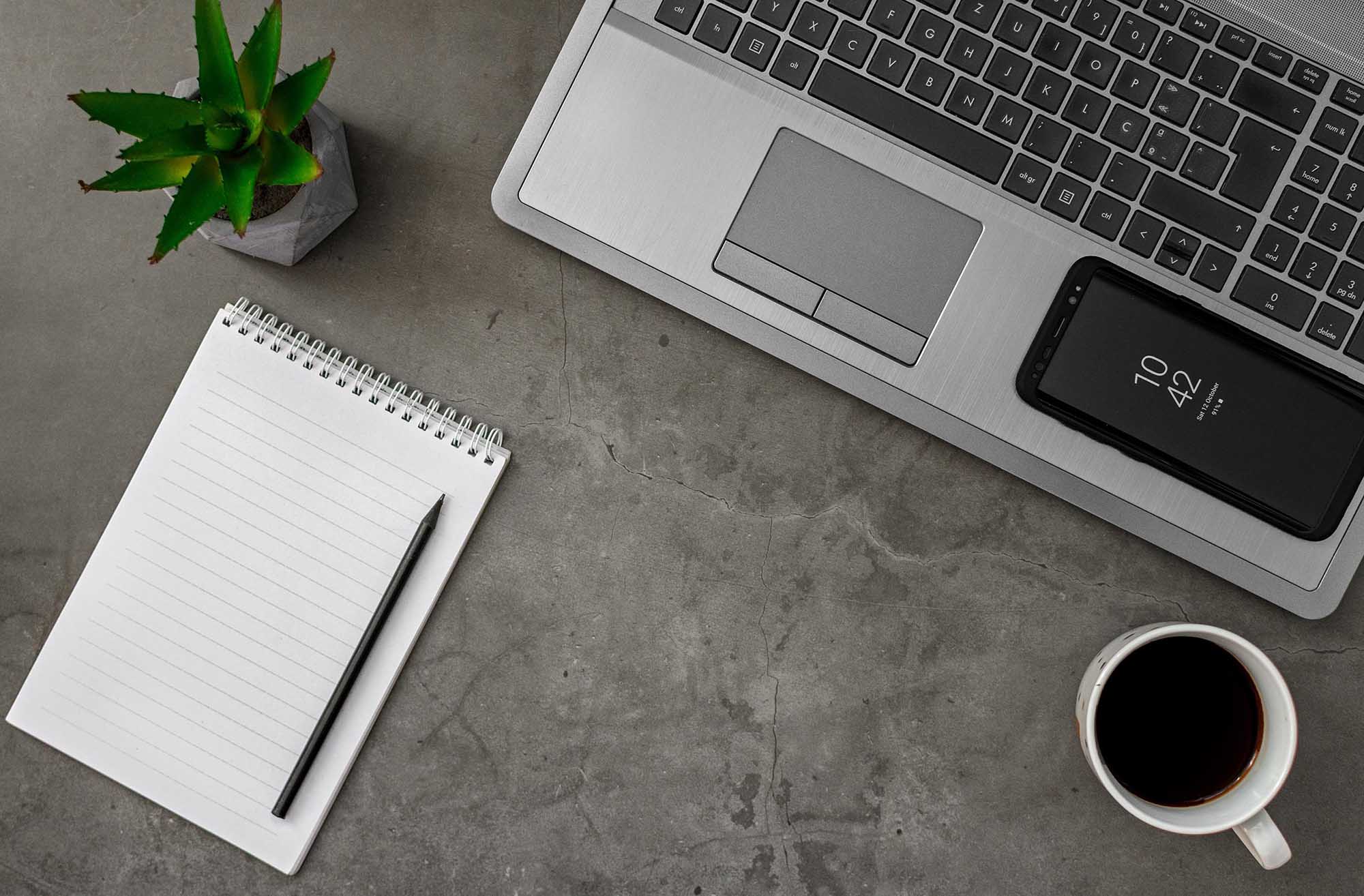 Professionele werkplek met laptop